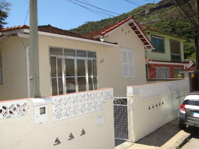 Casa de 2 quartos e quintal na Rua Atílio Maroti