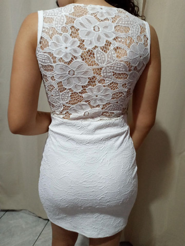 vestido branco com detalhes
