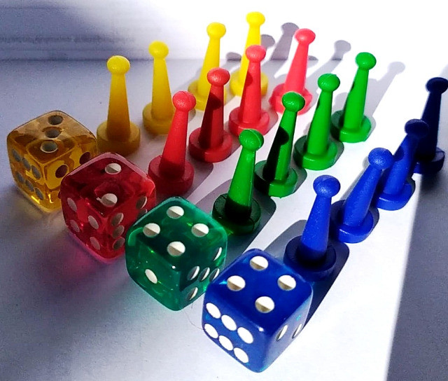 4 Dados E 16 Pinos De Jogo De Ludo - Foto 2