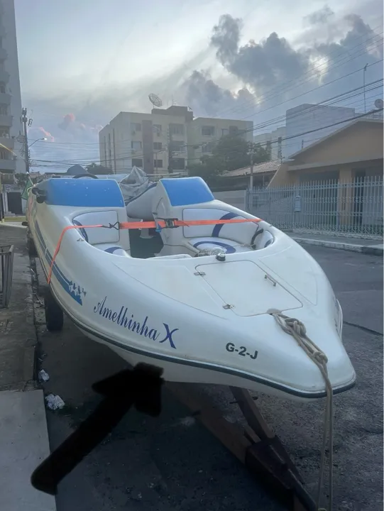 Lancha marca baleoo, motor 90 com 40 hrs, 8+1