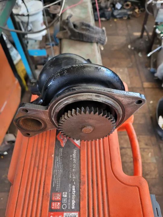 Vende se uma bonba de agua para motor  mwm 4 cilindro - Foto 2