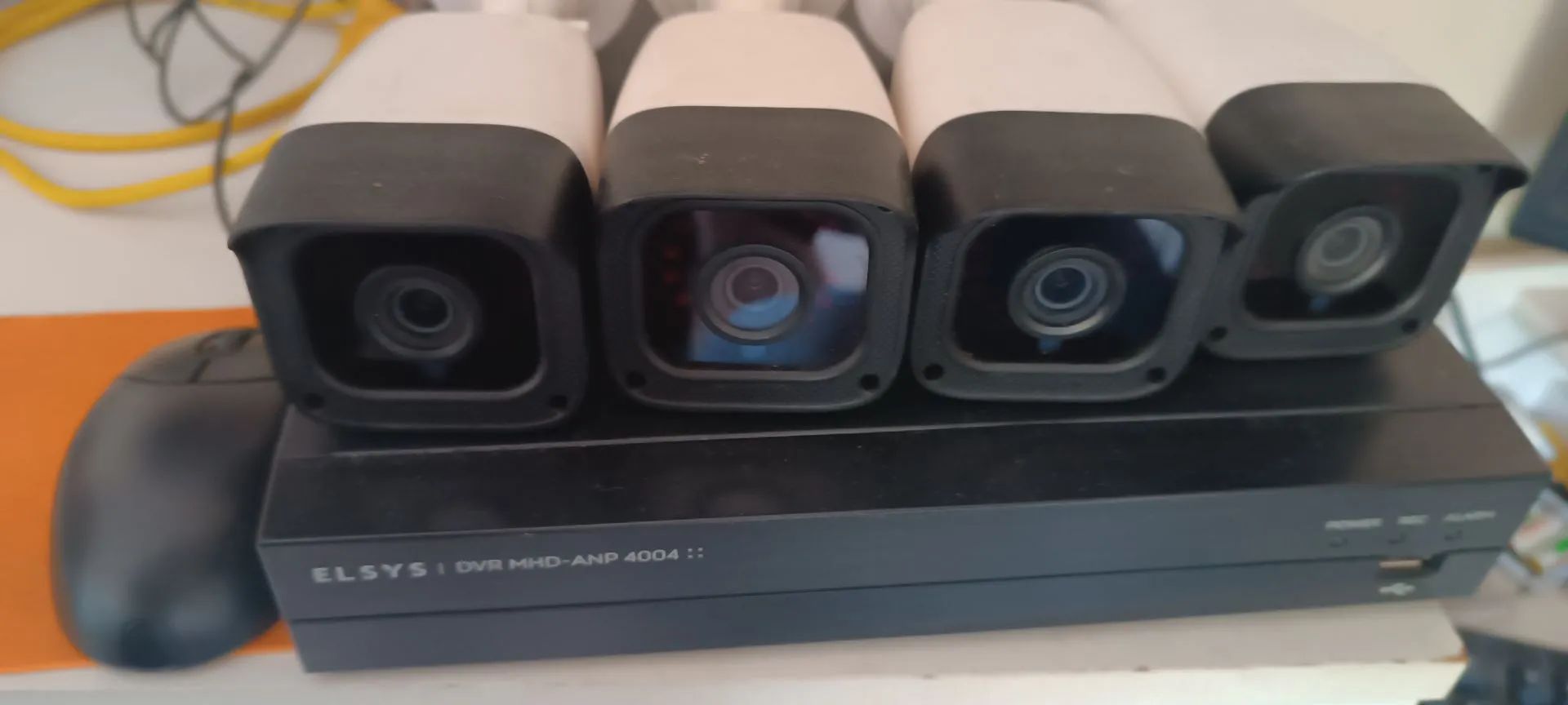 DVR com 4 Câmeras de Segurança ELSYS HD de 1Tera aceito propostas em dinheiro