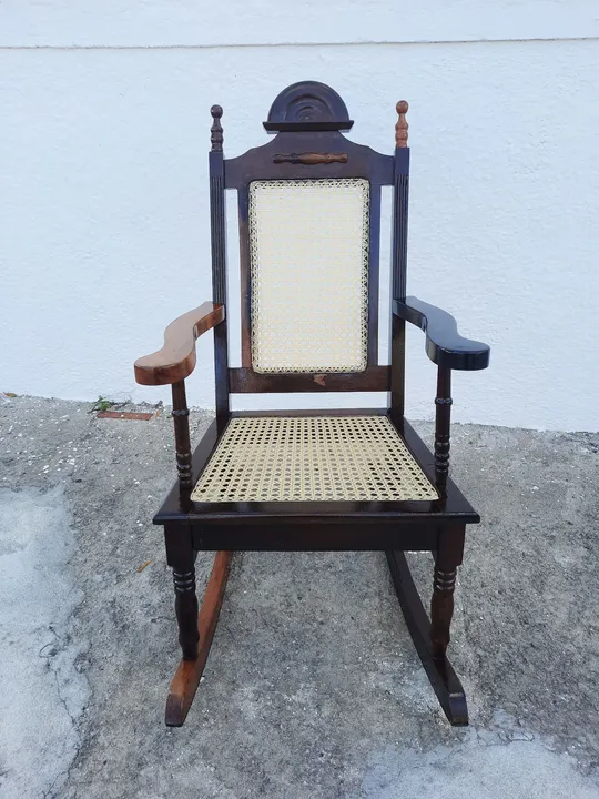 Cadeira de Balanço Antiga em Madeira Maciça e Palhinha.