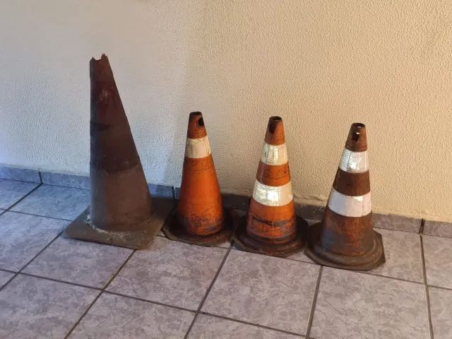 4 Cones plásticos para sinalização de estacionamento, usados, sujos de uso - Foto 2