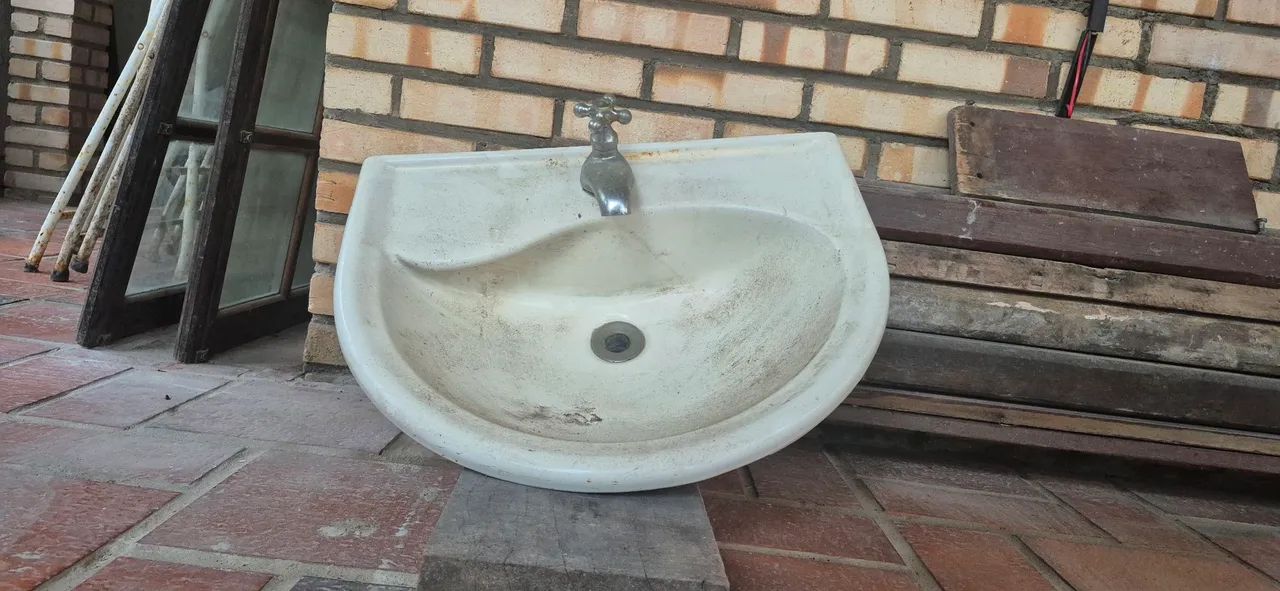 Bathroom sink64840842944513121