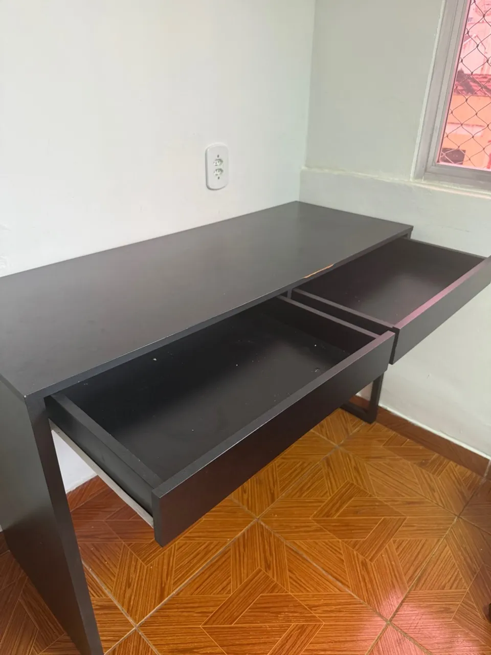 Escrivaninha com 2 gavetas