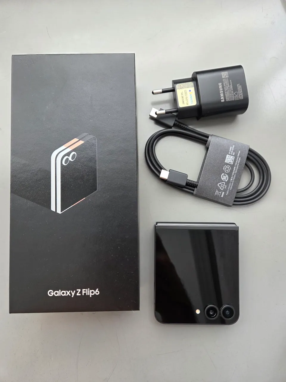 Samsung Flip 6 - 256GB - Semi novo