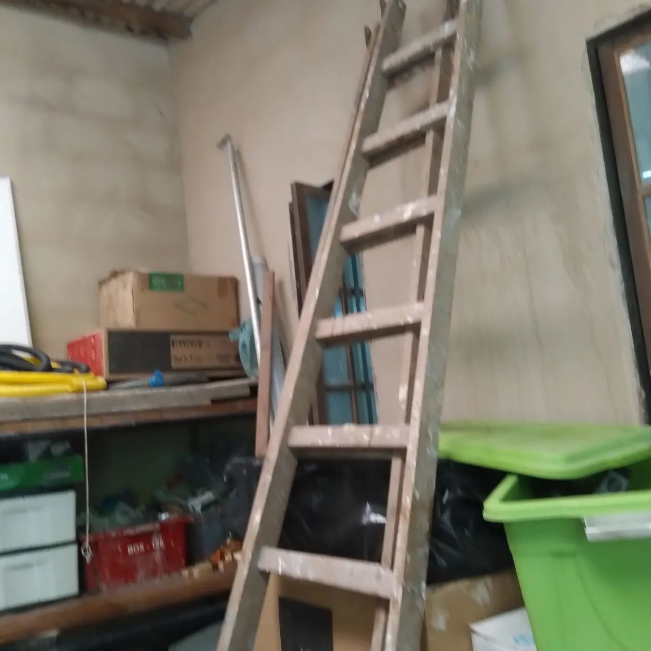 Escada de madeira. Com duas partes. 350.00