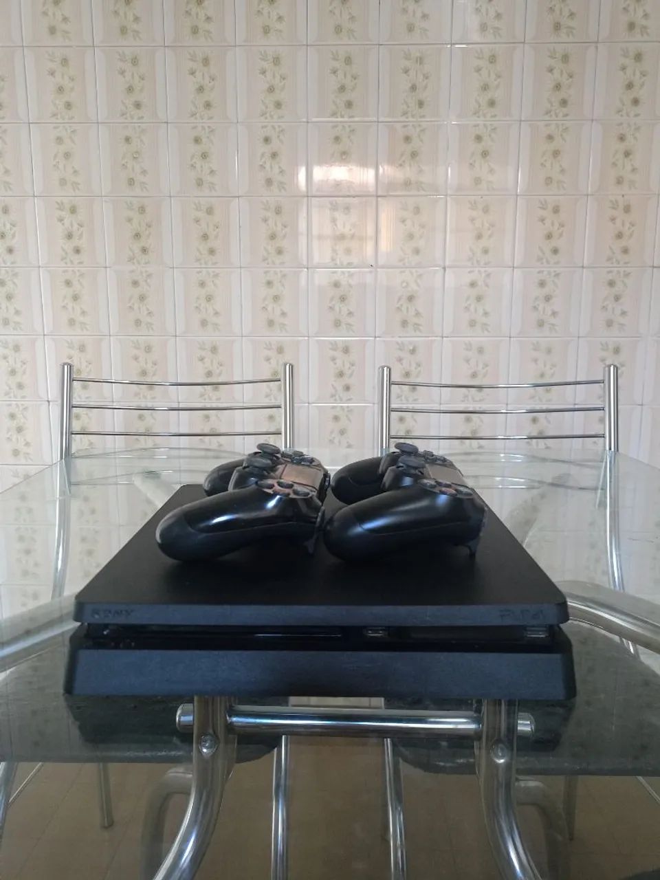 PS4 slim 1TB 2 controles 