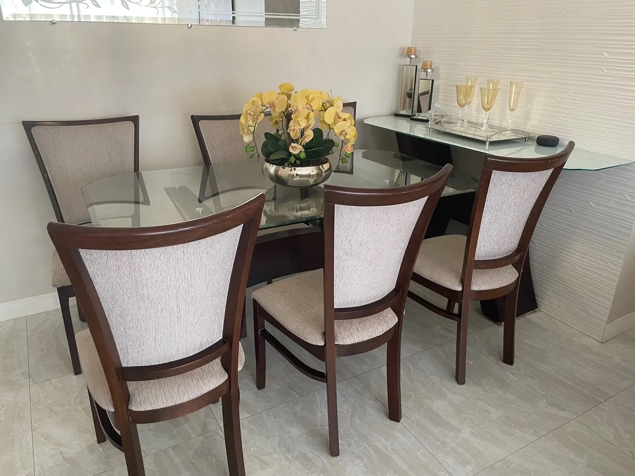 Conjunto de mesa com 6 cadeiras e aparador
