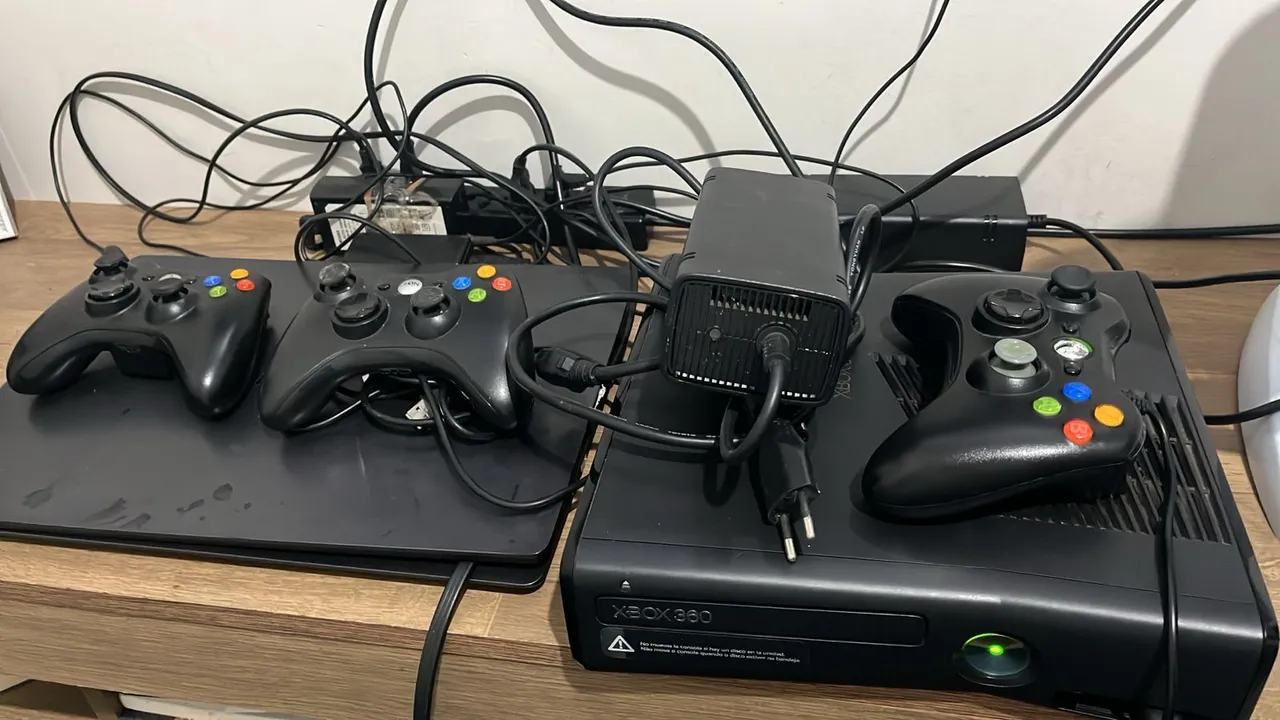Xbox 360 desbloqueado com 3 Controles e