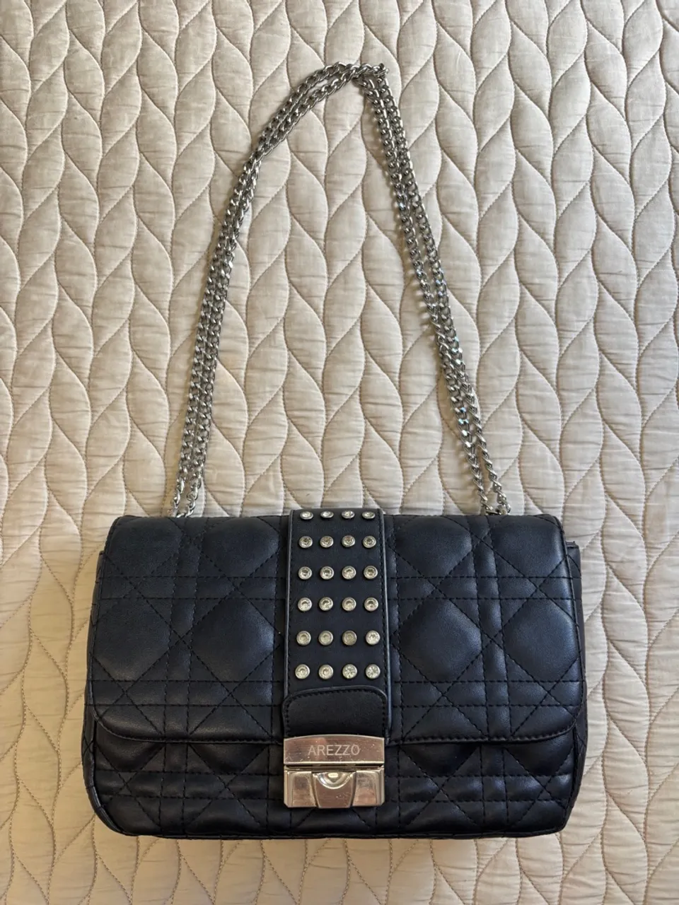 Bolsa Arezzo Preta com Detalhes em Strass - Elegância e Charme