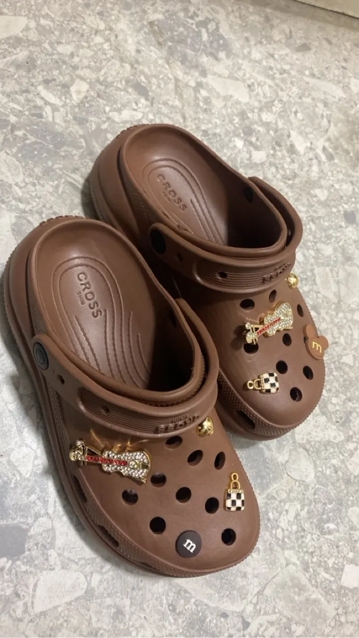 Crocs Marrons com Charms Personalizados