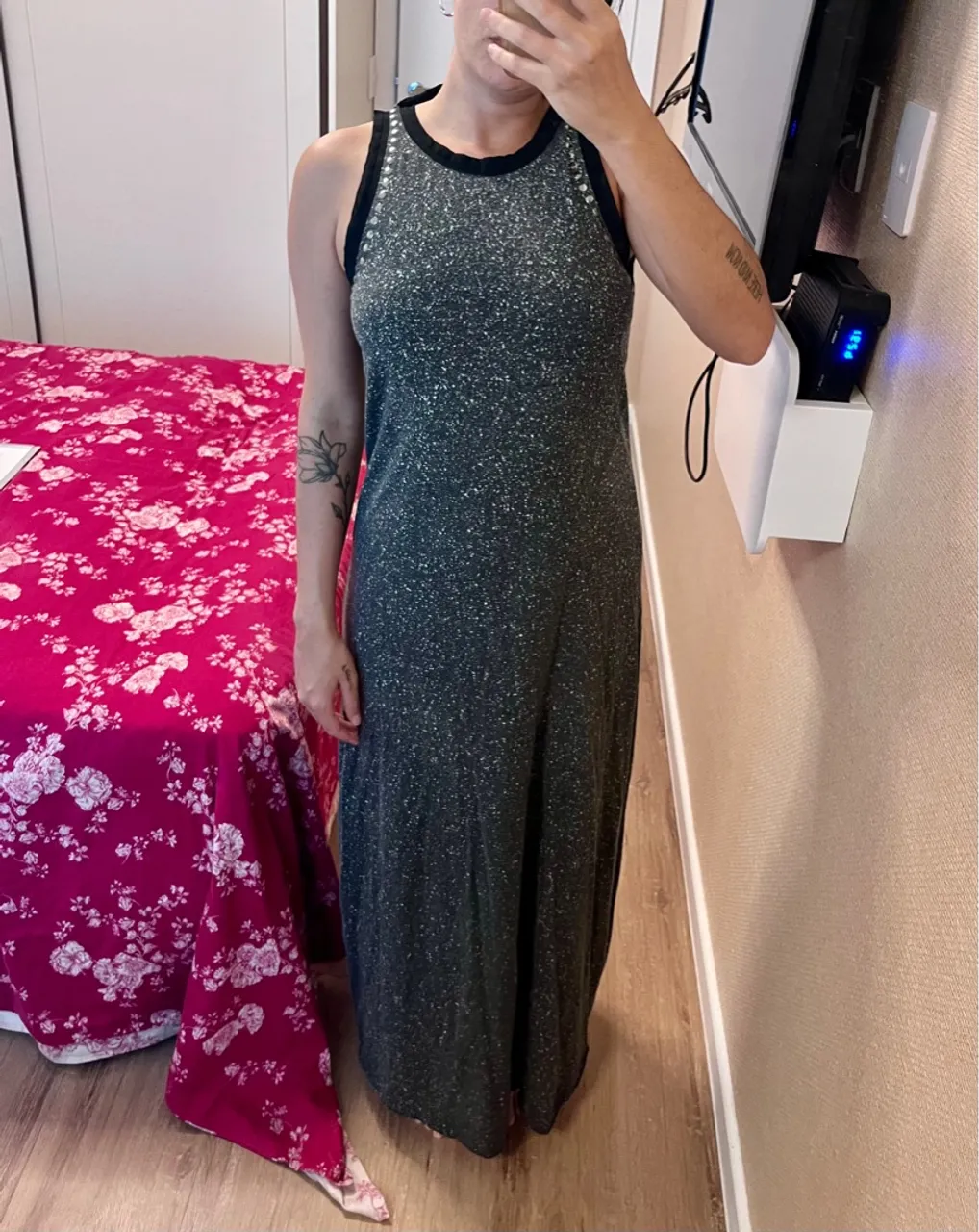 Vestido Longo Preto com Brilho e Decote nas Costas - Glamour e Sofisticação! Tam P