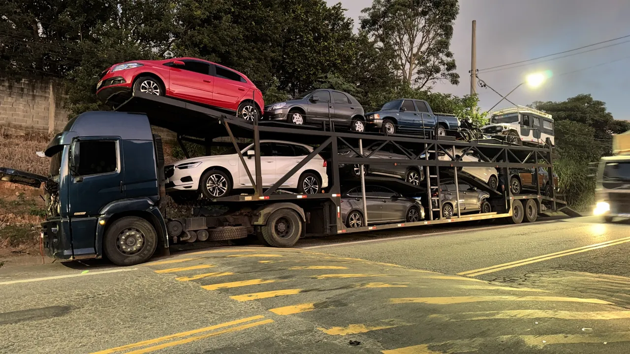Caminhão engatado pronto pra trabalhar