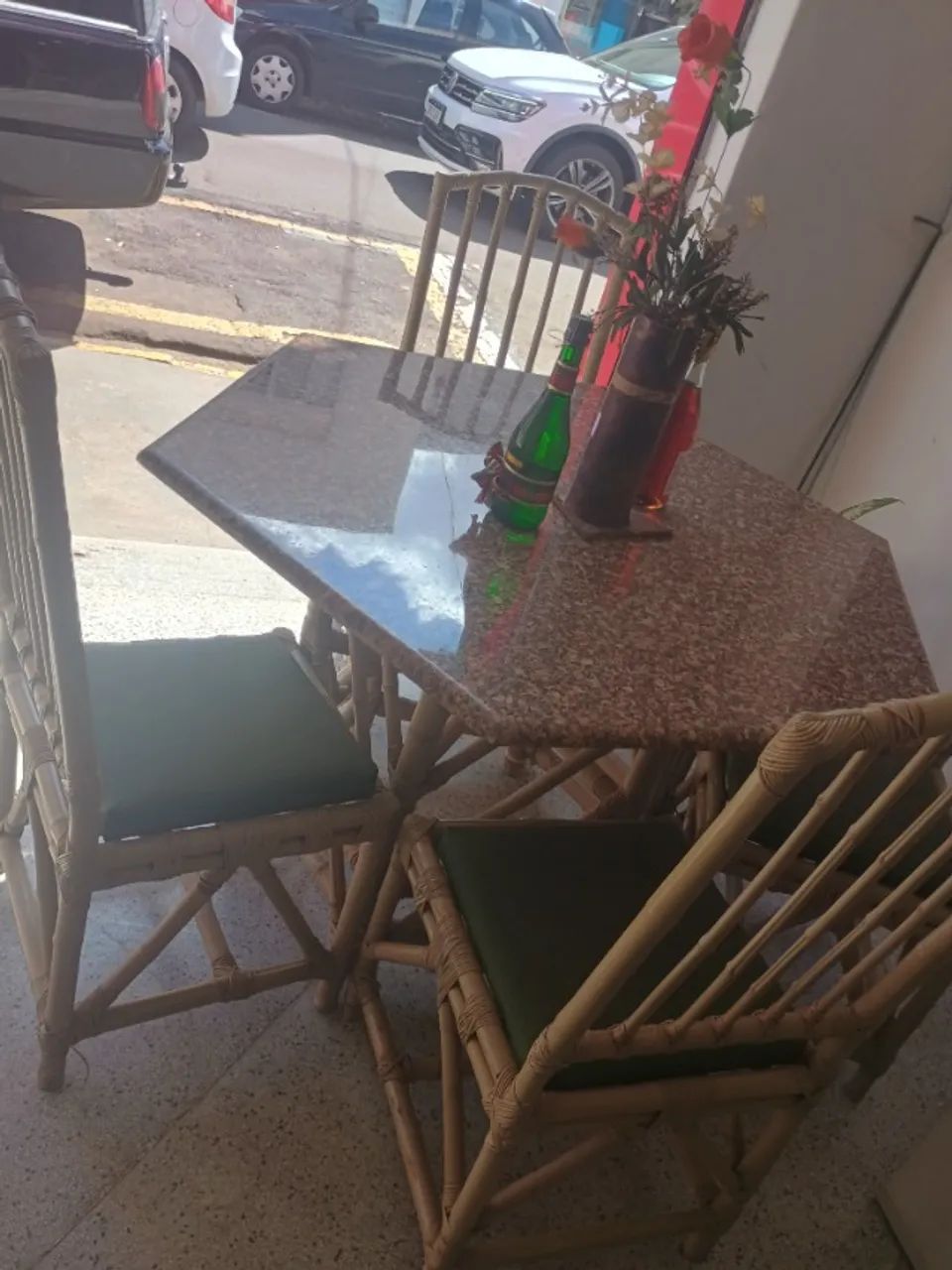 Mesa com 4 cadeiras 
