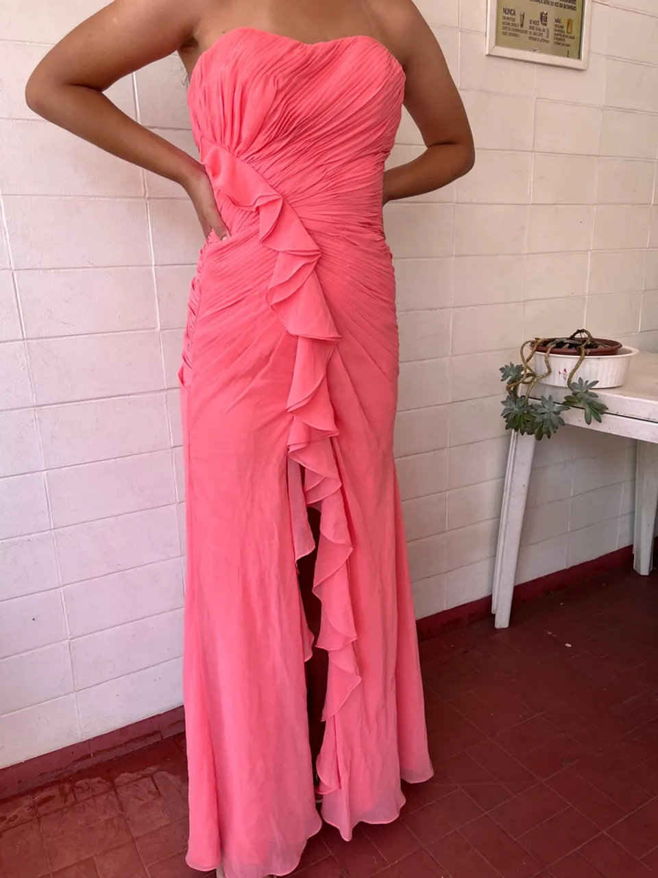 Vestido de Festa Rosa Coral com Detalhes