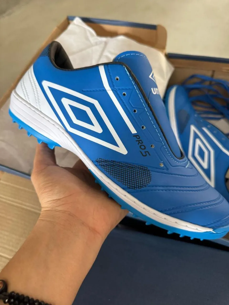 Chuteira Umbro Pro 5 Azul - Campo Society