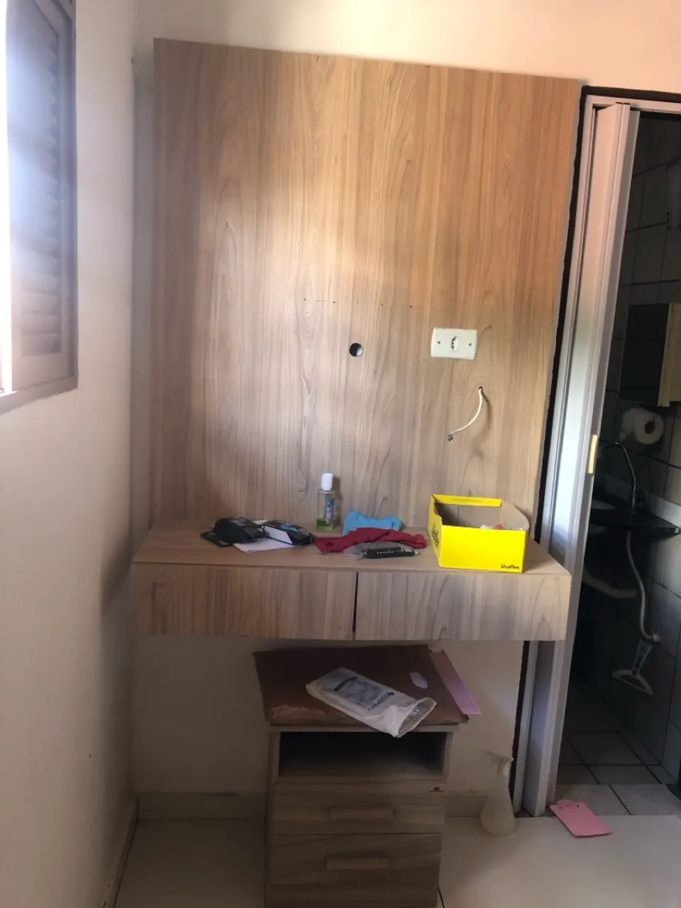 Painel de quarto, com duas gavetas com cômoda