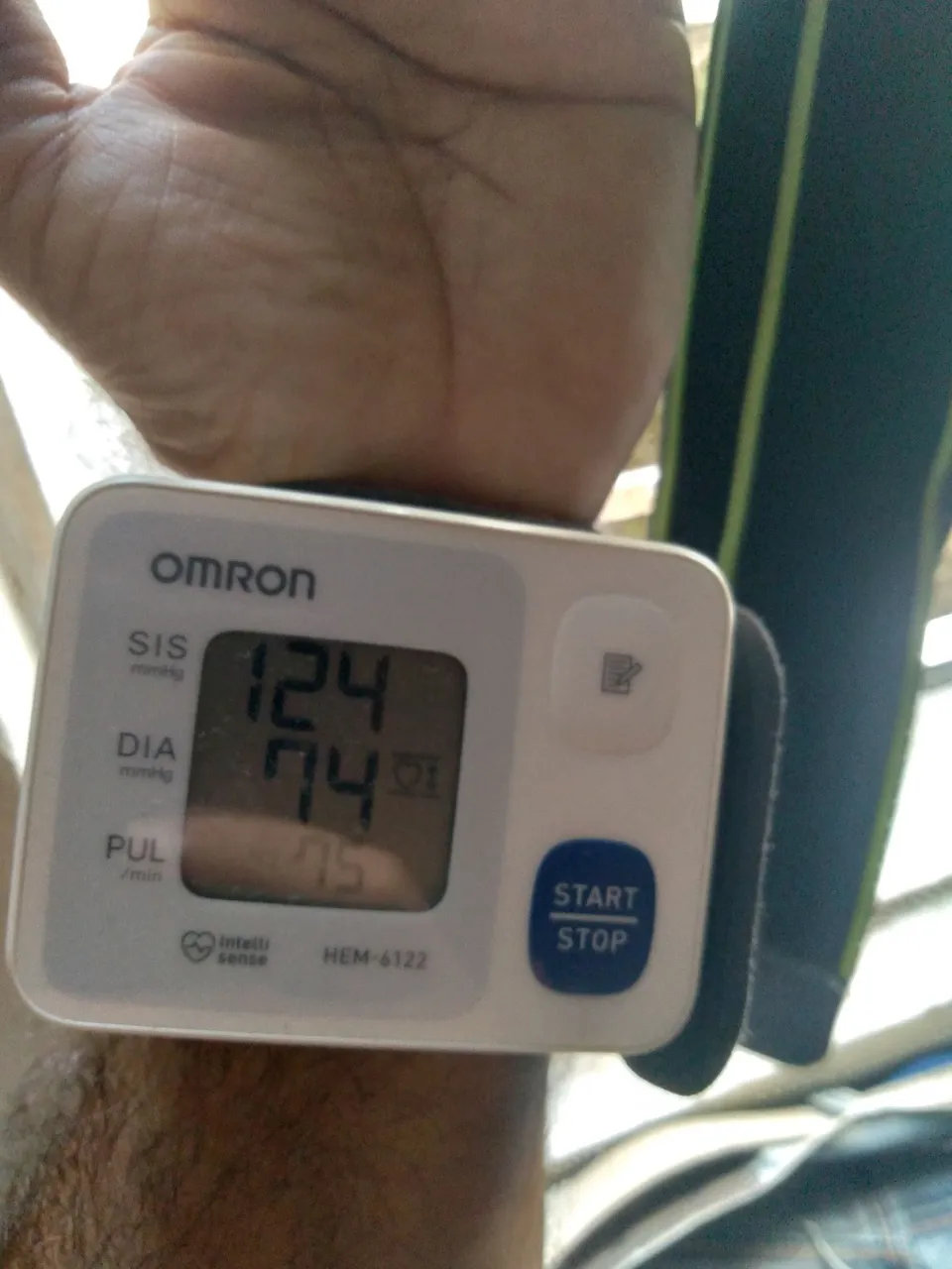 Medidor de Pressão Digital de Pulso Omron HEM-6122
