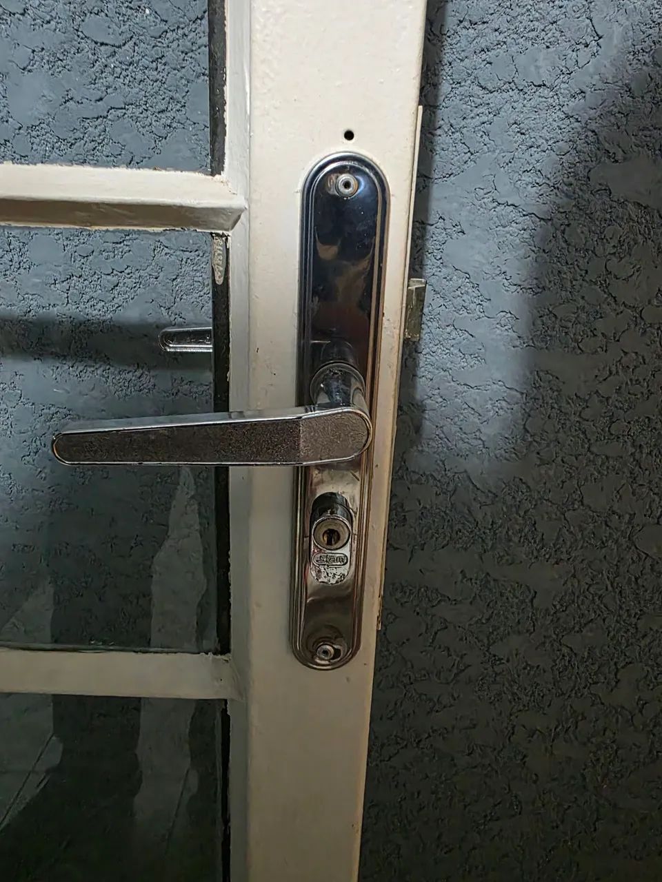 Porta de Metal com vidro e fechadura - Foto 2