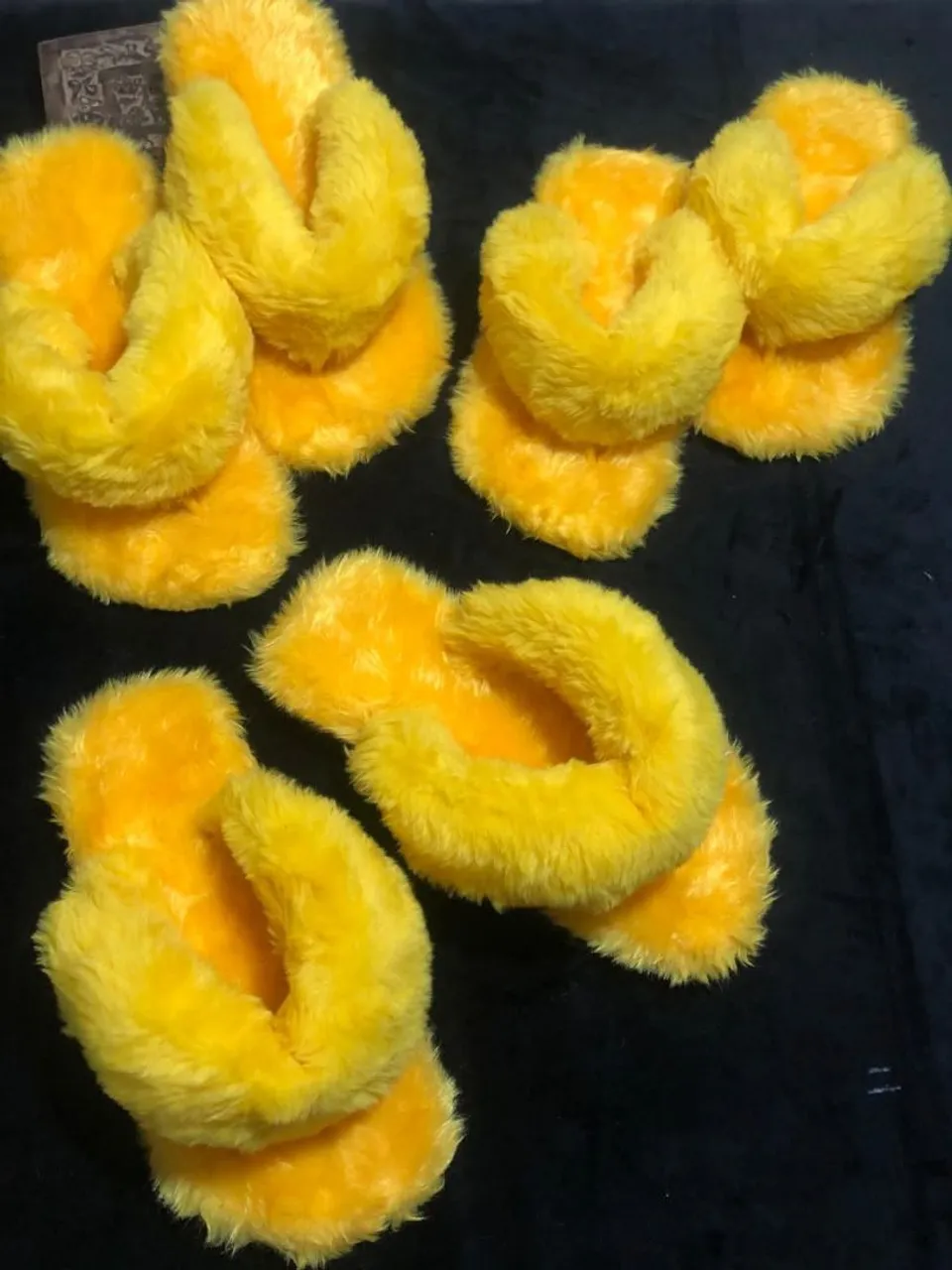 Chinelos peludos amarelos