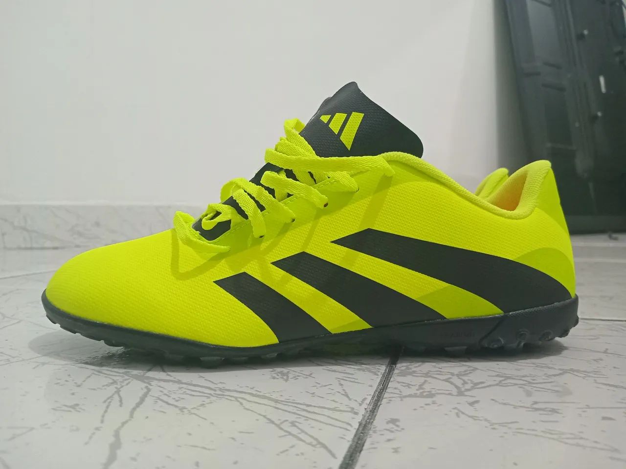 Chuteira Adidas Futsal - Tamanho 40 - Foto 2