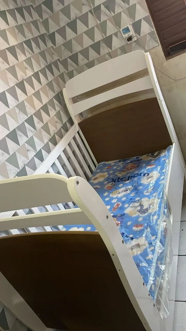 Cama infantil de madeira branca