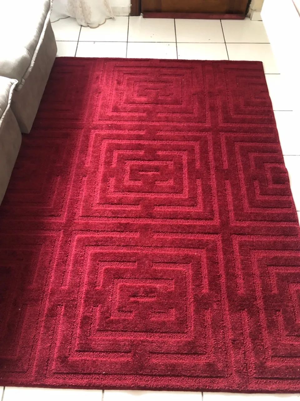 Tapete Vermelho com Desenho de Labirinto