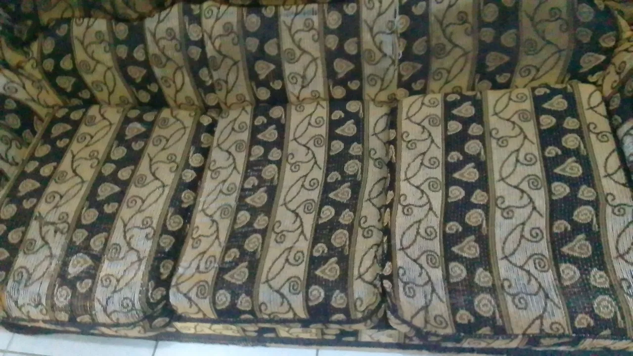 Sofá 3 lugares com design elegante