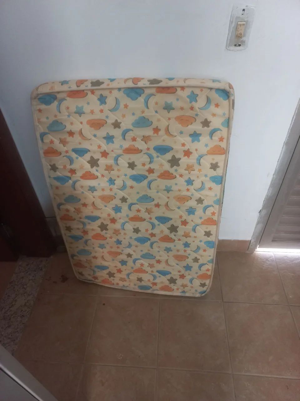 Cadeira Infantil Cinza Dobrável mais um colchão de criança com dois traviseiro  - Foto 3