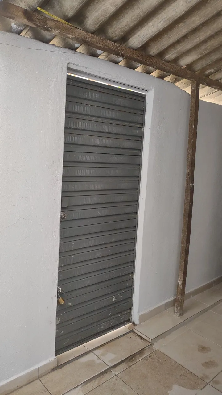 Alugo casa de fundos para moças ou senhoras, de preferência evangélica.