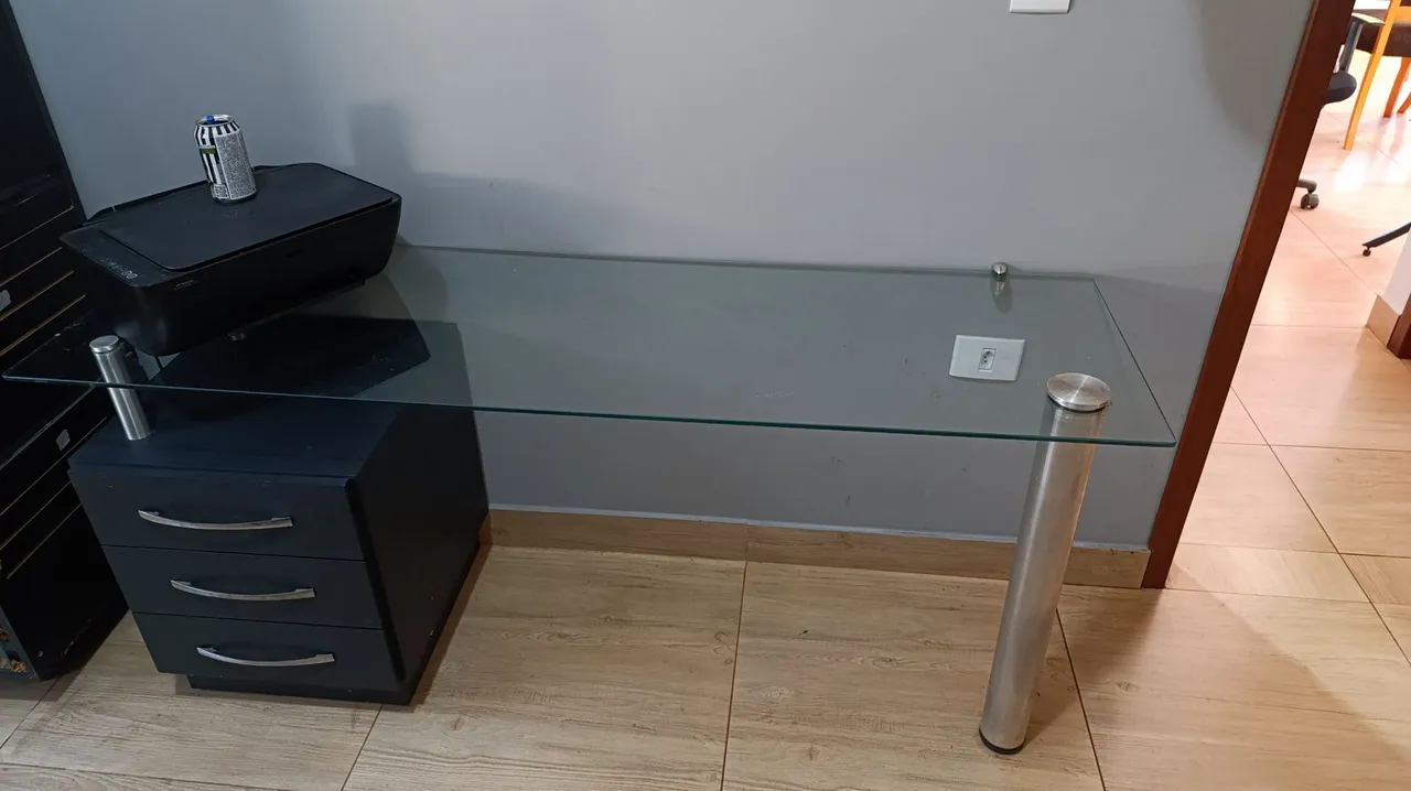 Mesa de Escritório de Vidro com Gaveteiro