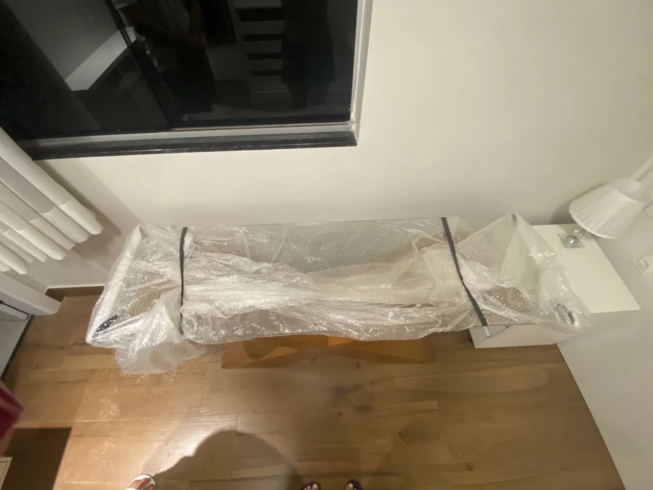 Mesa de centro em madeira com tampo de vidro - Foto 3