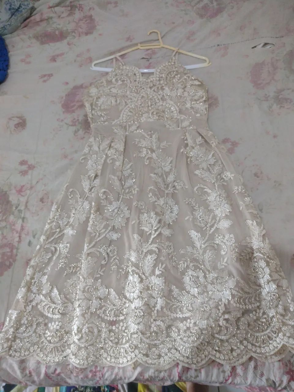 Vestido de renda nude para festa