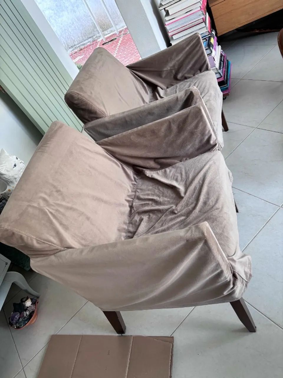 Par de poltronas com base em madeira e capas em veludo - Foto 3