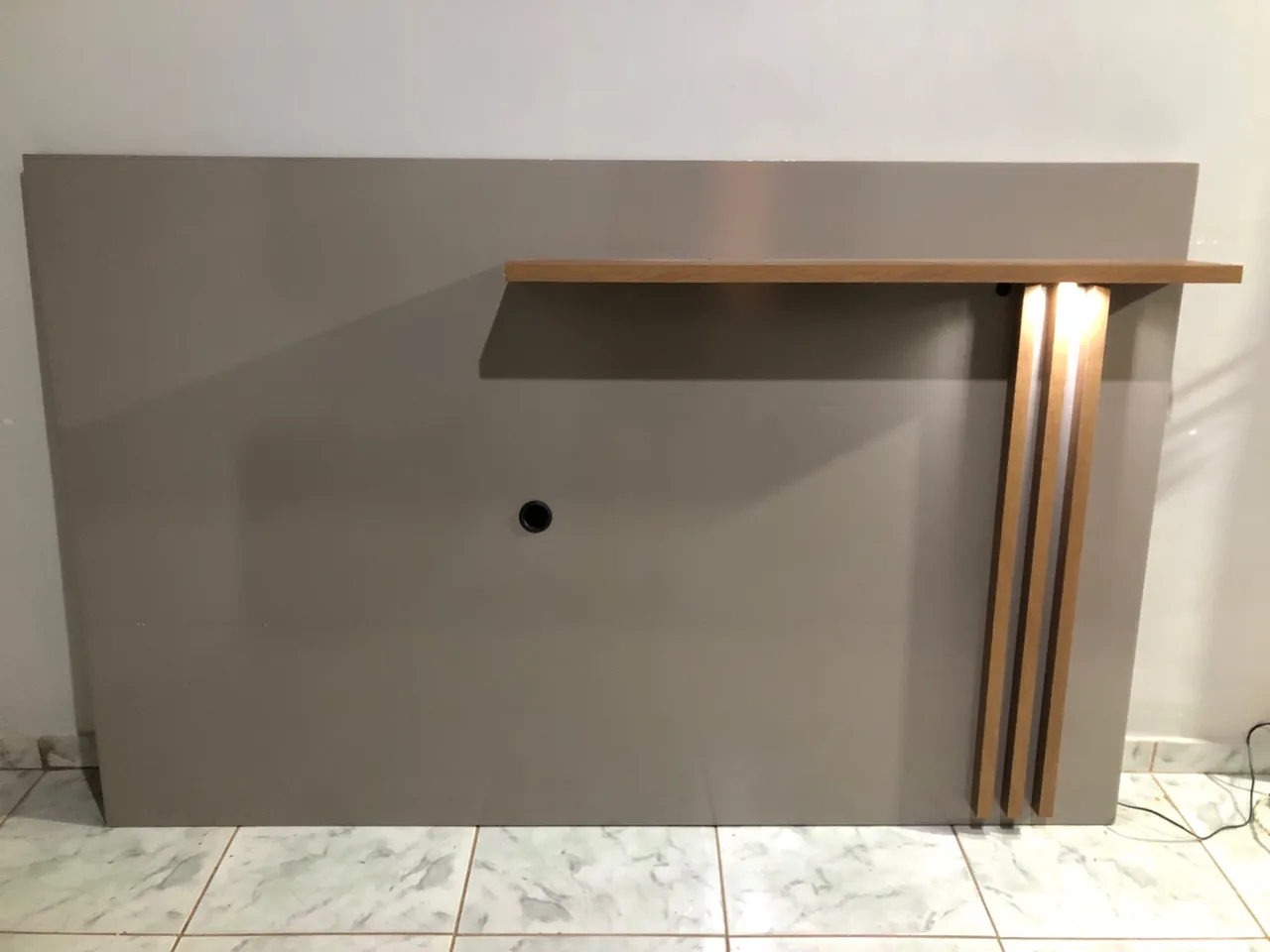 Painel de TV com prateleira e detalhes em madeira