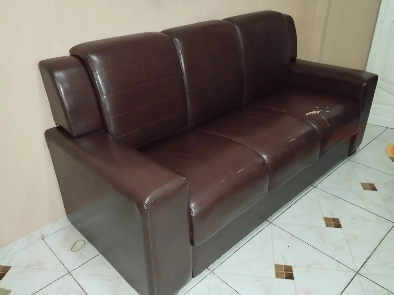 Sofá 3 x 2 lugares em couro marrom