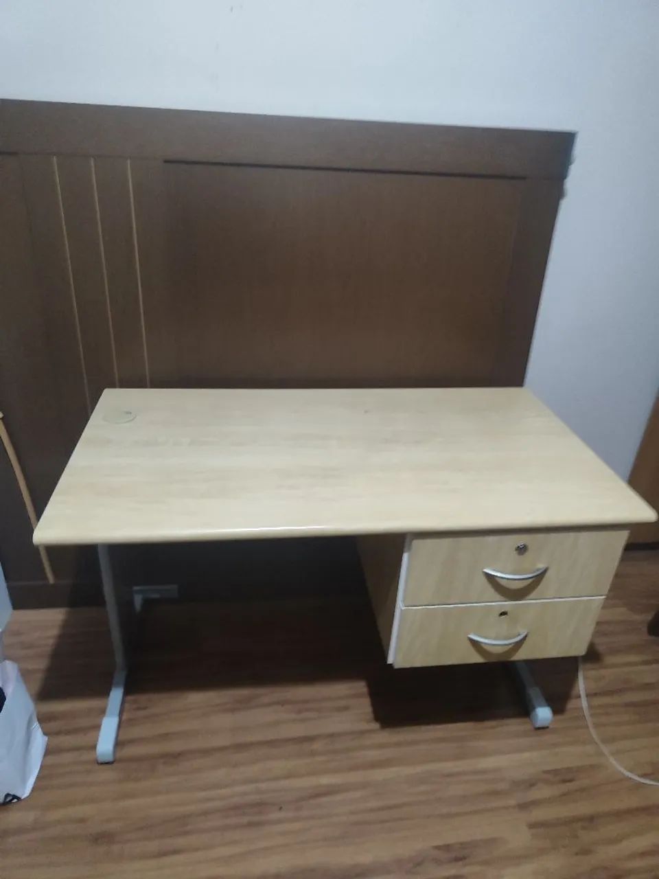 Mesa escritório madeira (Não é compensado). 