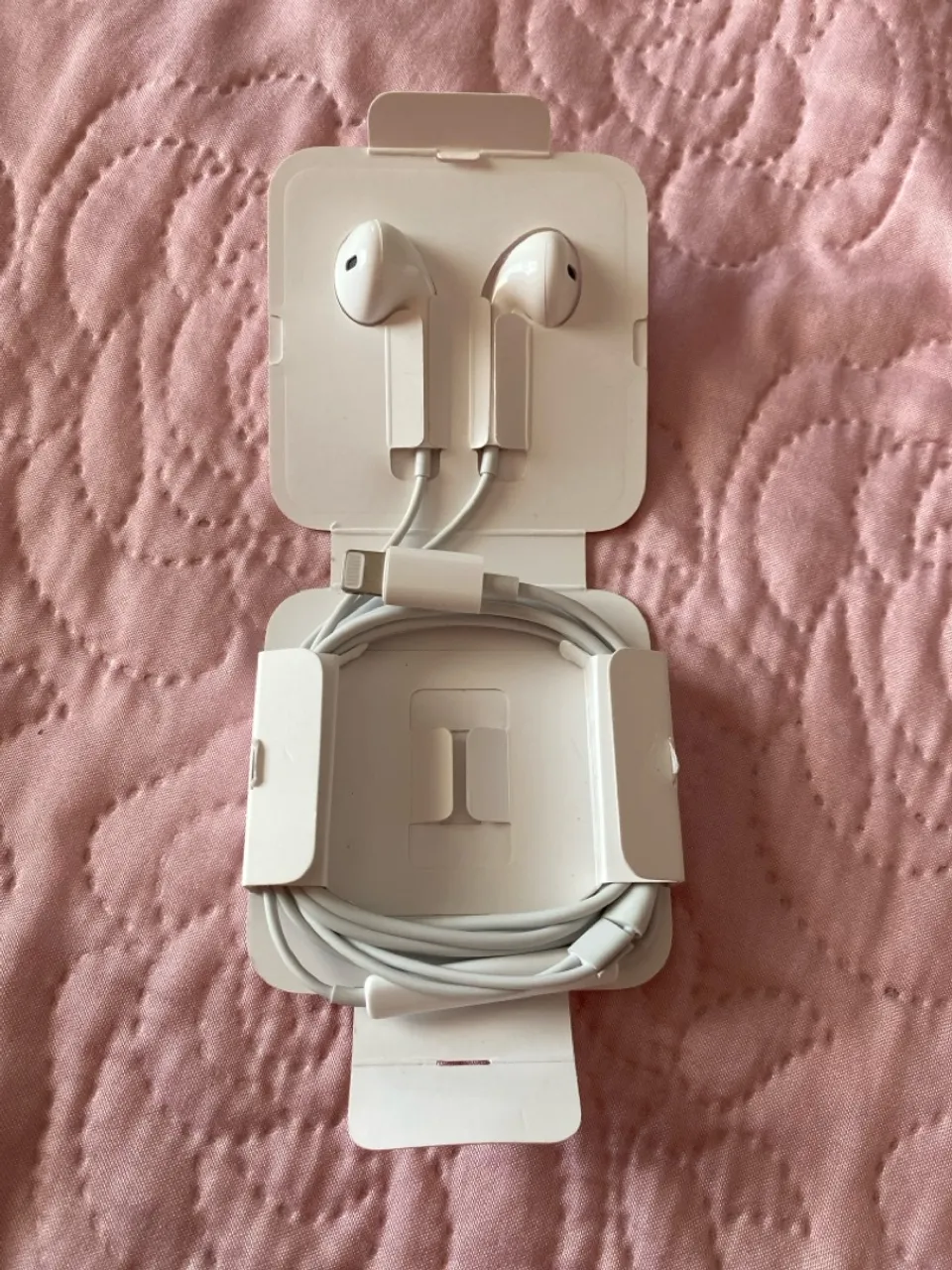 Apple Earpods( original) . Fone de ouvido com fio conector Lightning ( Novo)