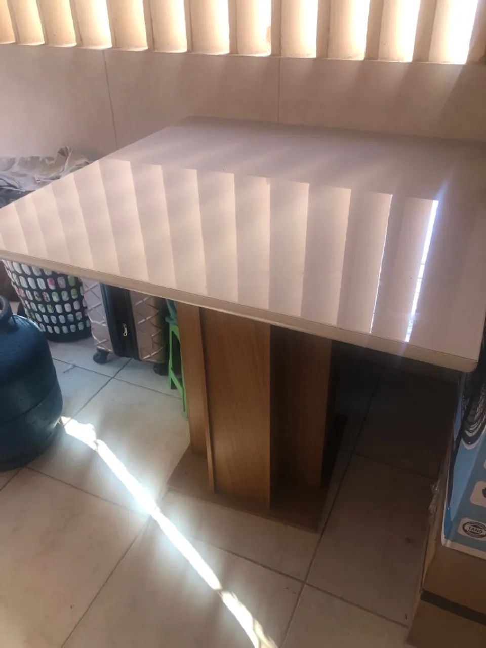 VENDO/TROCO MESA TAMPO DE VIDRO POUCO USADA! OBS: MESA SEM CADEIRAS