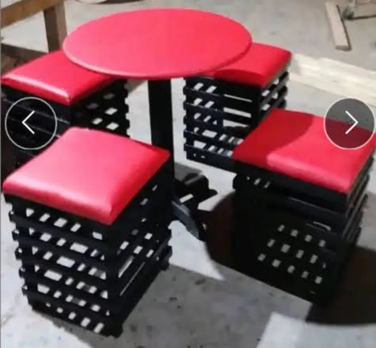 Conjunto de Mesa e banquinhos 
