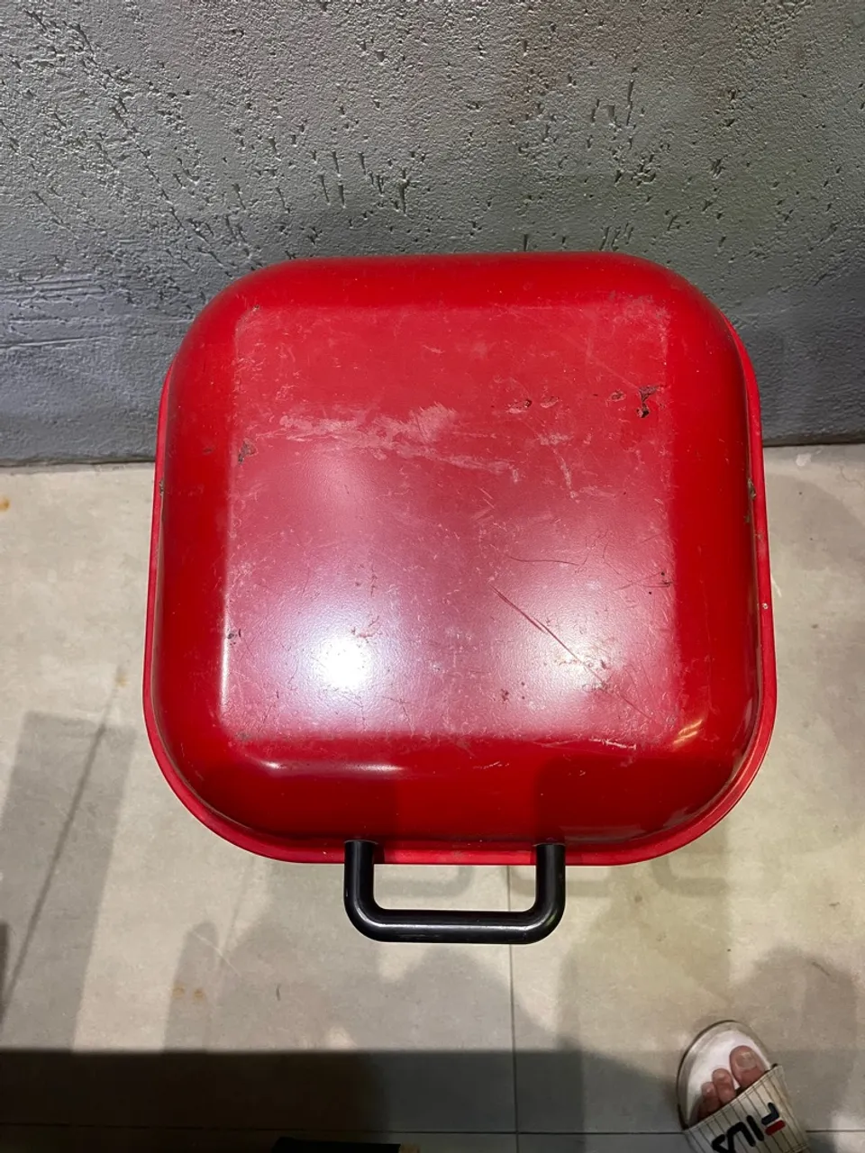 Churrasqueira a Bafo com Tampa Vermelha