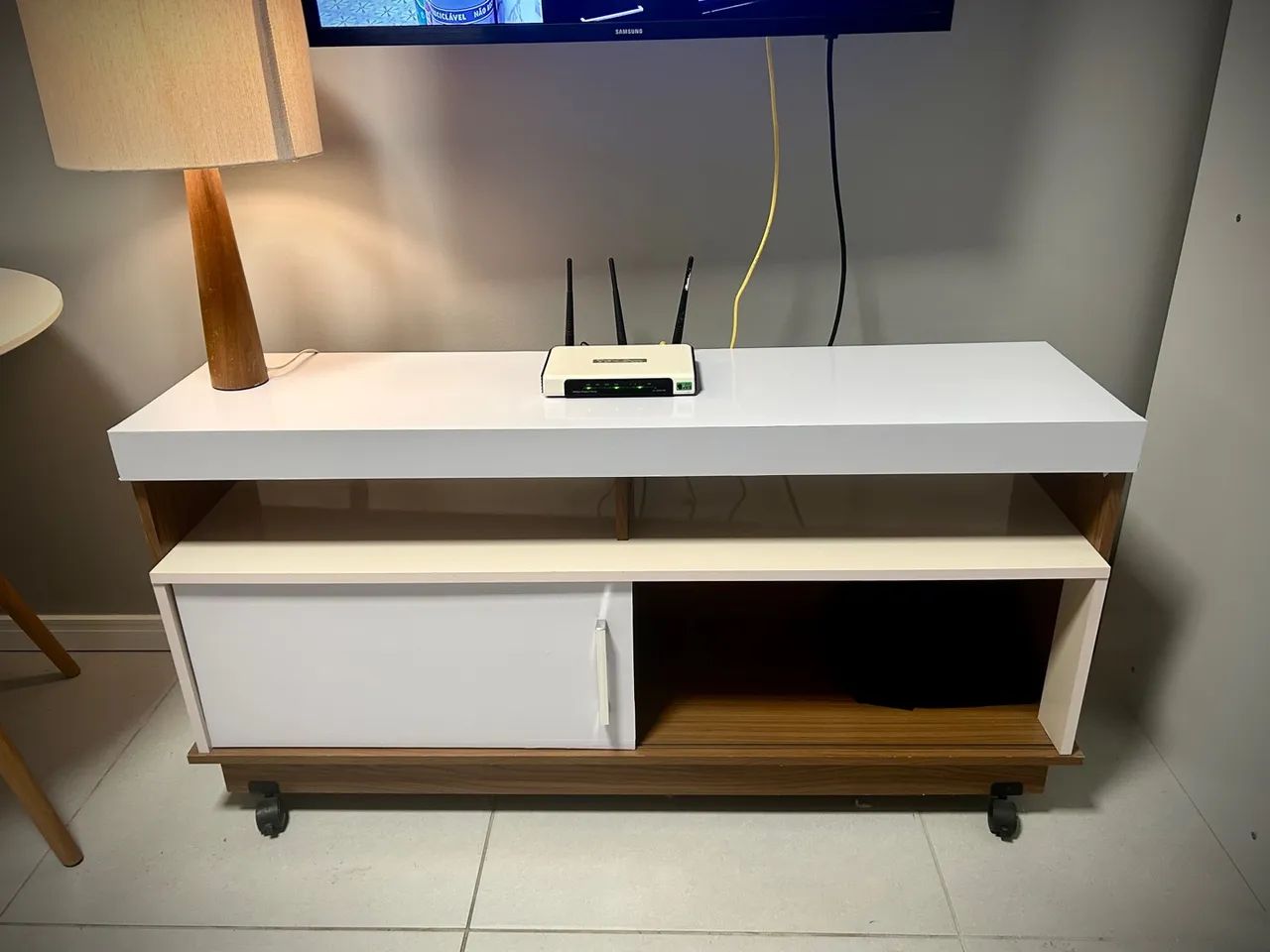 Rack para sala ou TV com 2 prateleiras e 1 porta - Foto 2