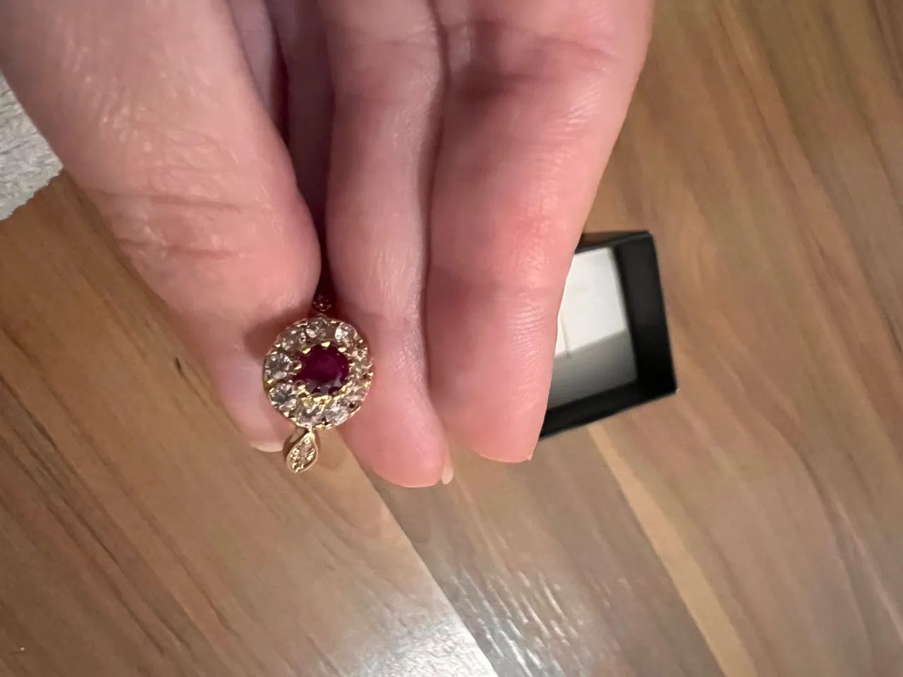 Anel com pedra rubi e detalhes em brilhantes - Foto 5
