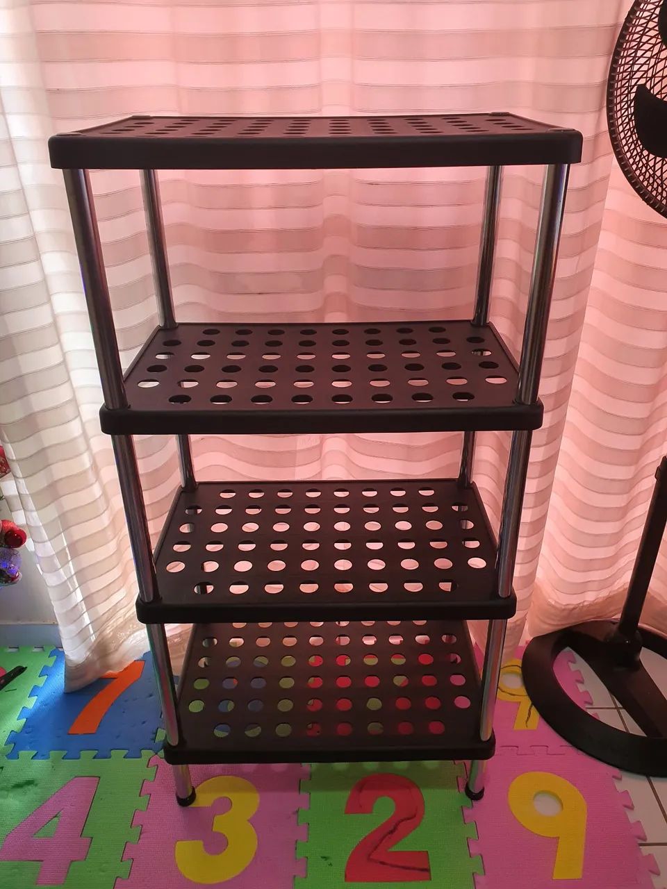 ESTANTE DE METAL E PLÁSTICO COM QUATRO PRATELEIRAS