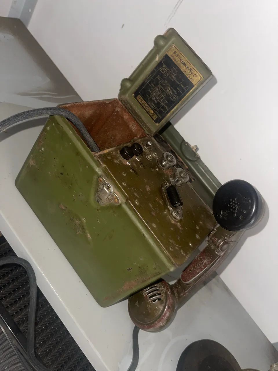 Telefone militar antigo