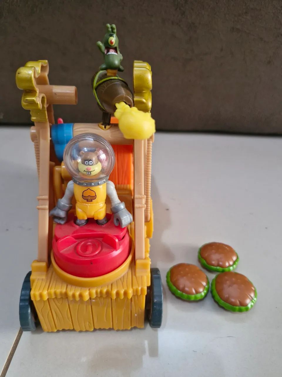 Brinquedo Bob Esponja - Sandy com Catapulta e Plankton - Foto 4
