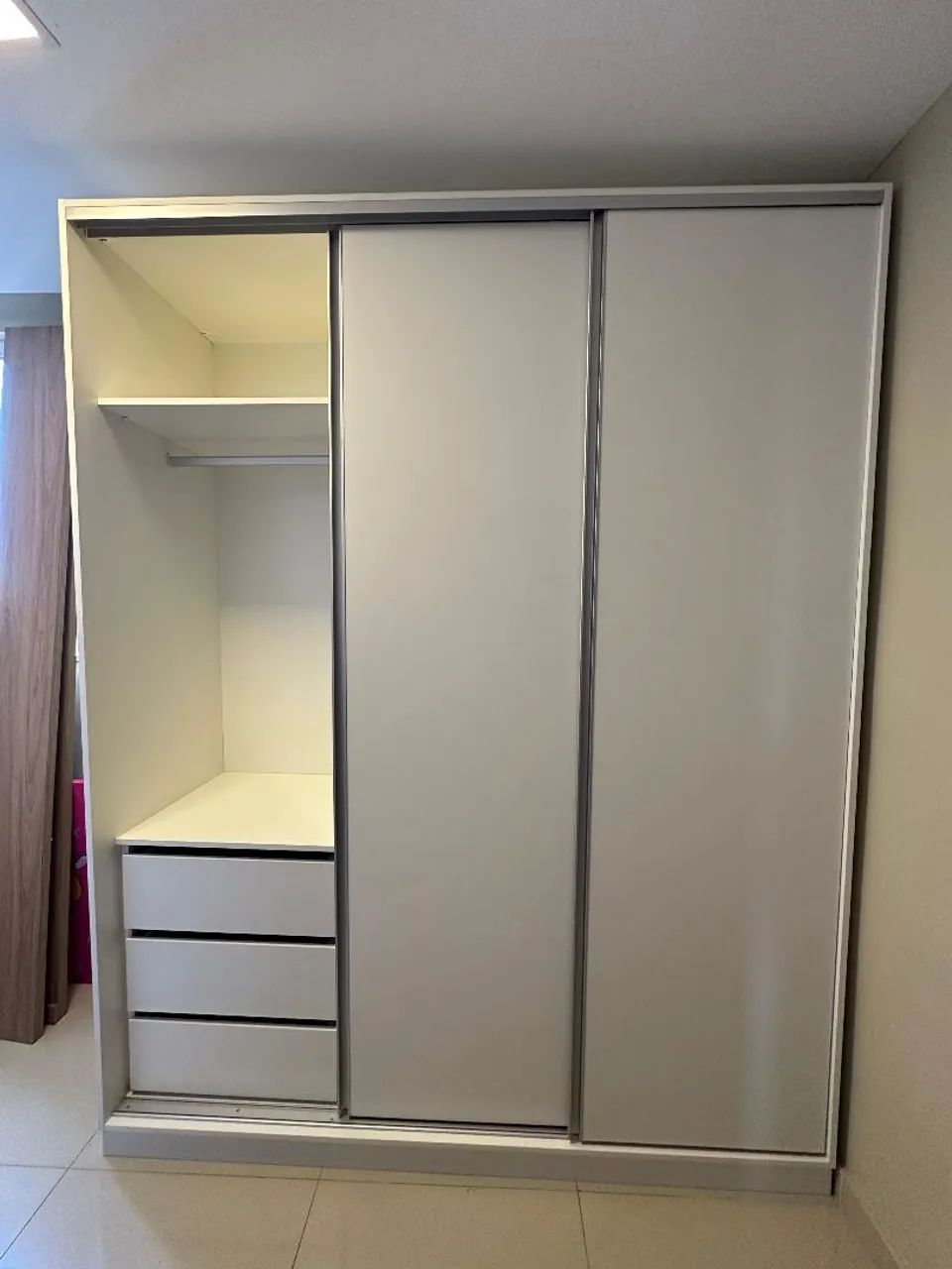 Guarda-Roupa Moderno com 3 Portas de Correr - Foto 2