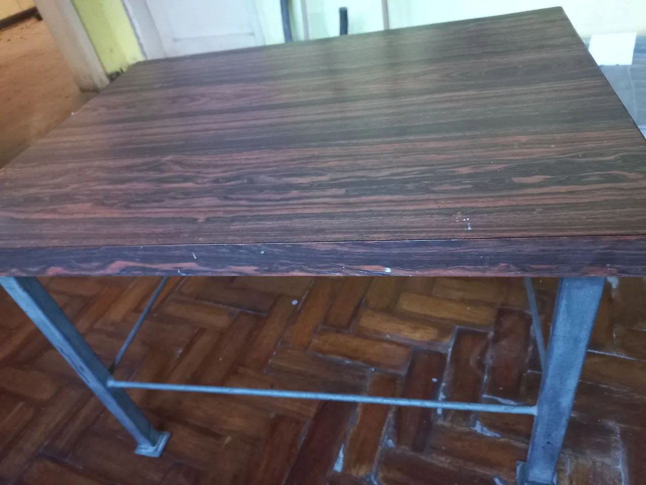 Mesa de madeira com estrutura de ferro - Foto 2